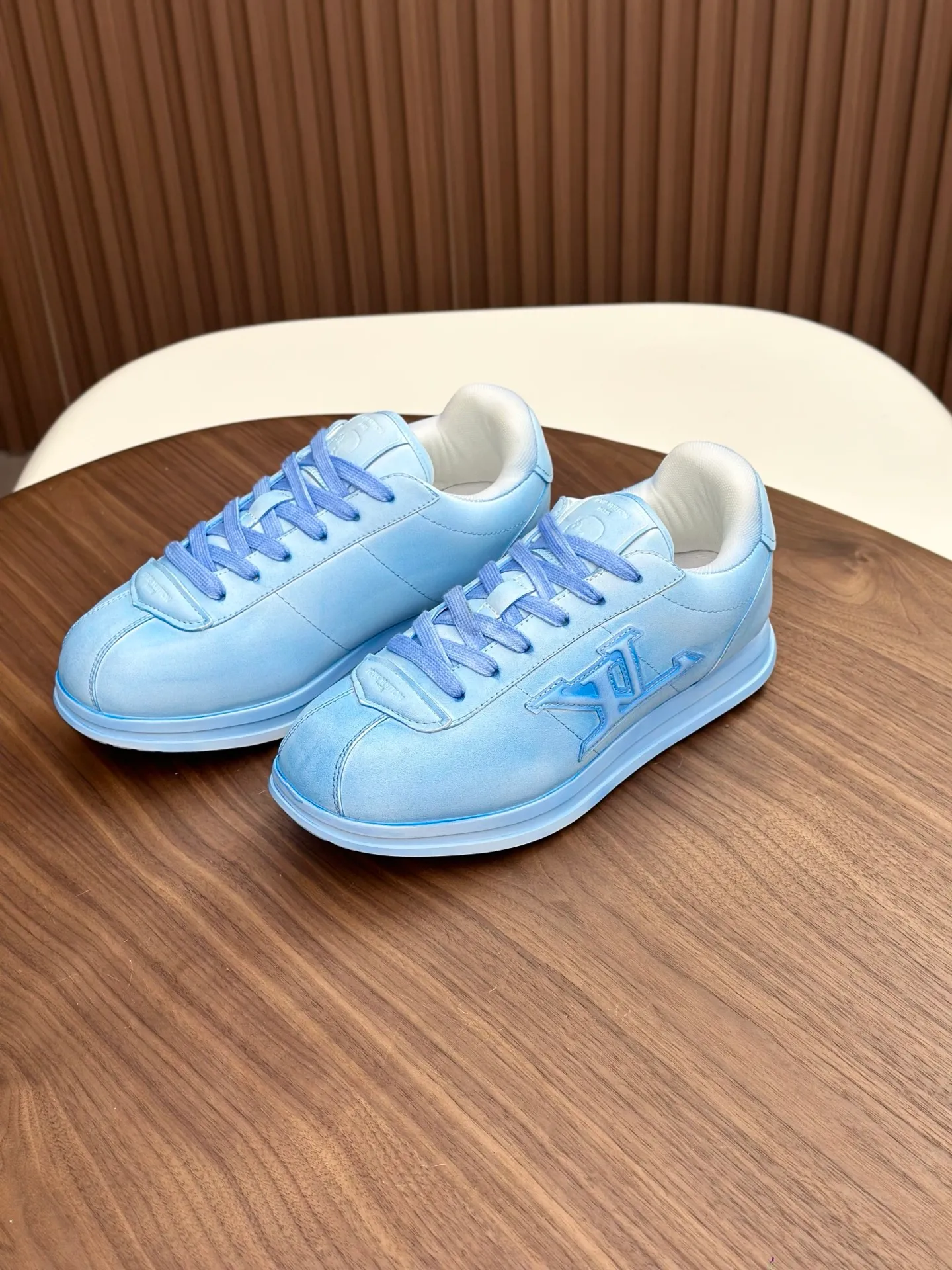 💰800💰Full package💰Top version Washed LV-Louis Vuitton-Classic catwalk new style 1:1 developed replica of the original version! ! The upper foot is very comfortable. It is made of luxurious materials, washed with fine workmanship, and the midsole is printed with English letters "Made in Europe." The upper is made of calfskin imported from Italy. The side is decorated with the brand's LOGO and signature. The latest latex foot pads and mesh lining make the foot feel super comfortable. The original two-color TPU combination outsole is specially provided by the original factory. Bag technology Goodyear stitched edges Fabric: Exclusive custom first-layer cowhide Accessories: Exclusive private model Vuitton logo, lining: Customized silk mesh lining - first-layer silk cowhide lining Outsole: TPU combination outsole wear-resistant, non-slip and anti-yellowing Foot pads: new latex pads-mesh sweat-absorbent Counter technology: fully computerized sewing machine wire drawing Toe box back cover Hot and cold shaping Full set of pull-top last with medium and low logo pattern Counter packaging - Shoelaces, certificates, cards, instructions, certificates of quality, dust bags, the most comprehensive packaging on the Internet, men's sizes 39-44 (38/45 custom-made, non-refundable!